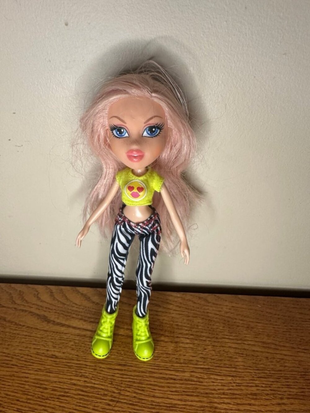 Bratz Selfie Snaps 2015 Cloe Doll Pink Hair Lime Green Boots Original Outfit